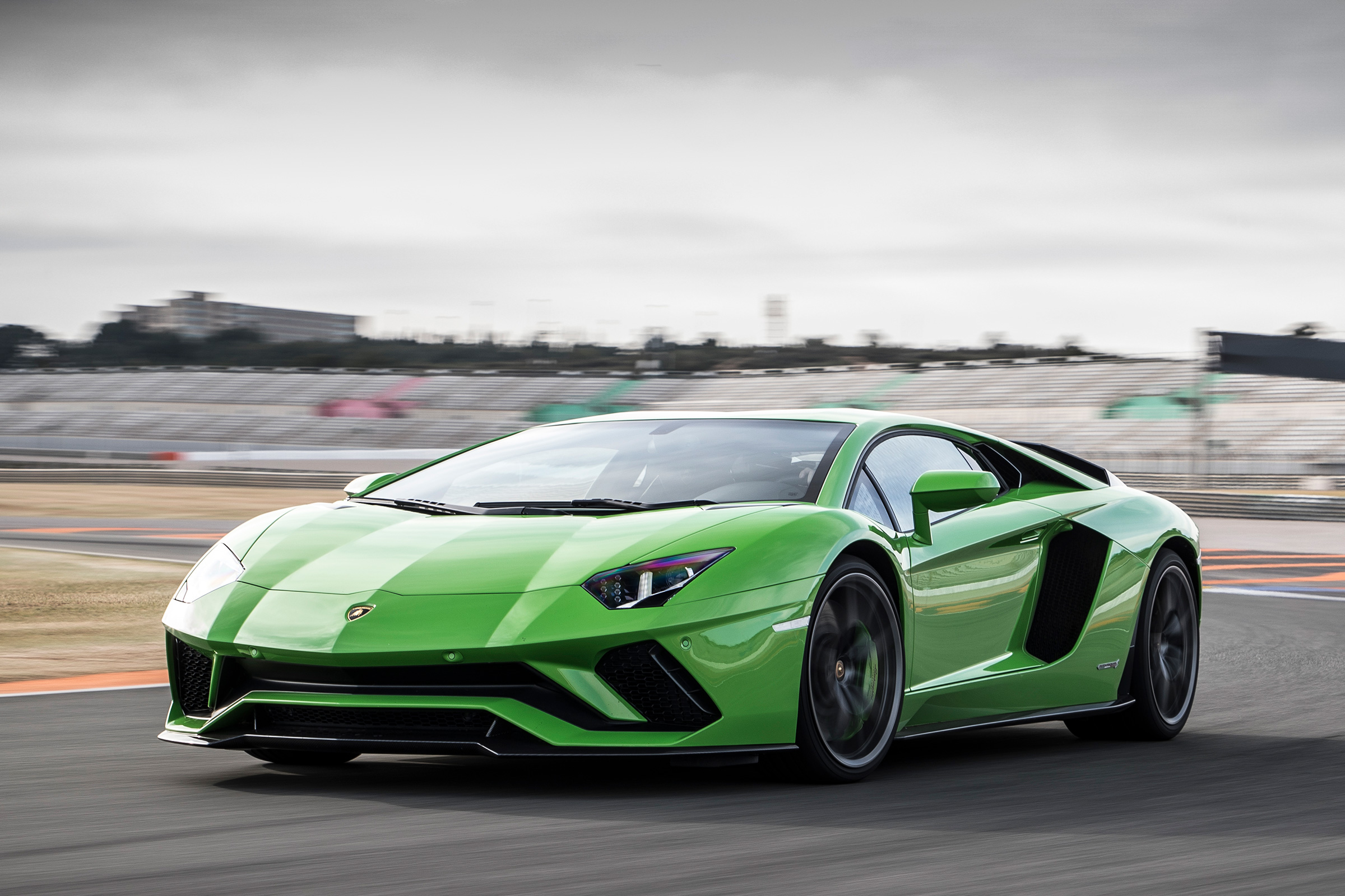 Самая быстрая машина 2023. Lamborghini Aventador s. Lamborghini Aventador s зеленая. Ламборджини авентадор 2019 зелёный. Авентадор Ламборджини 2021 2021 зелёная.