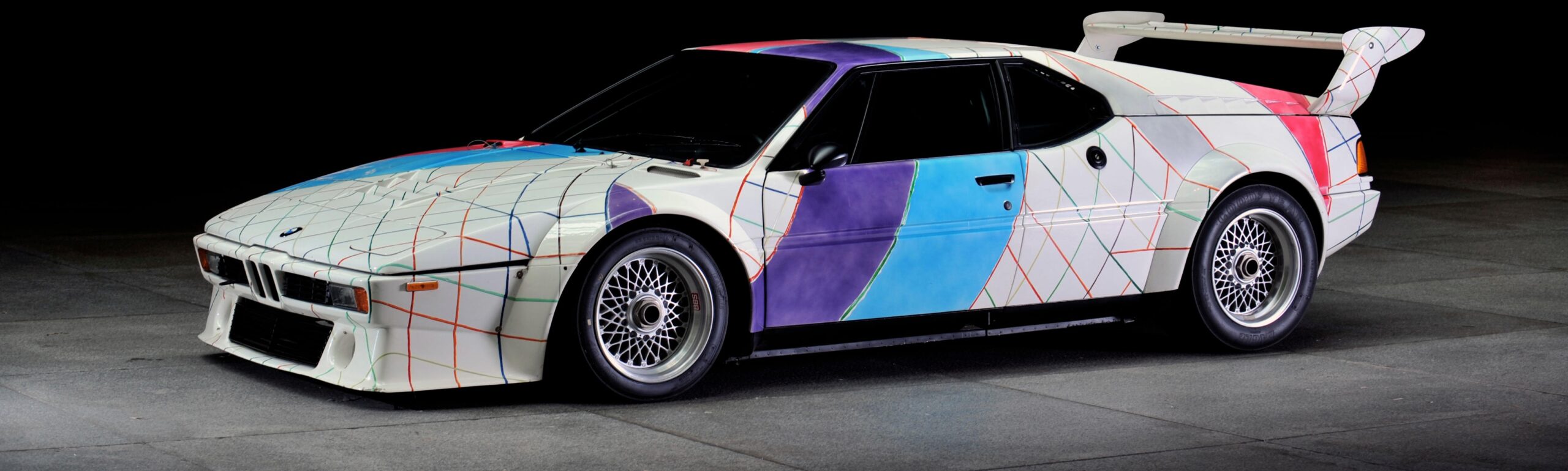 Povestea unicului BMW Art Car neoficial, pictat de Frank Stella